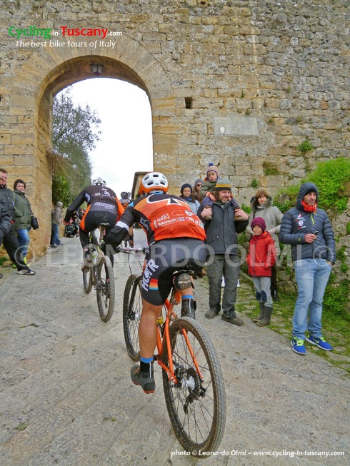 Italy, Tuscany, Monteriggioni, mountainbike cycling race, 23% ascent